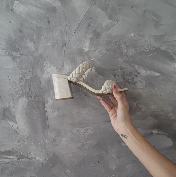 Dolce Vita Sandals, Size 7. - Picture 2 of 3